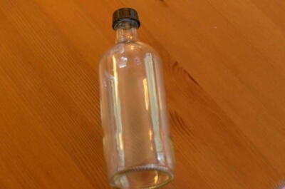 Glasflaske med sort plastskruelåg - 50 cl.