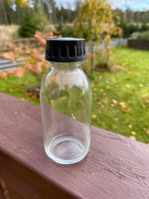 Glasflaske med sort plastskruelåg - 10 cl. NYHED
